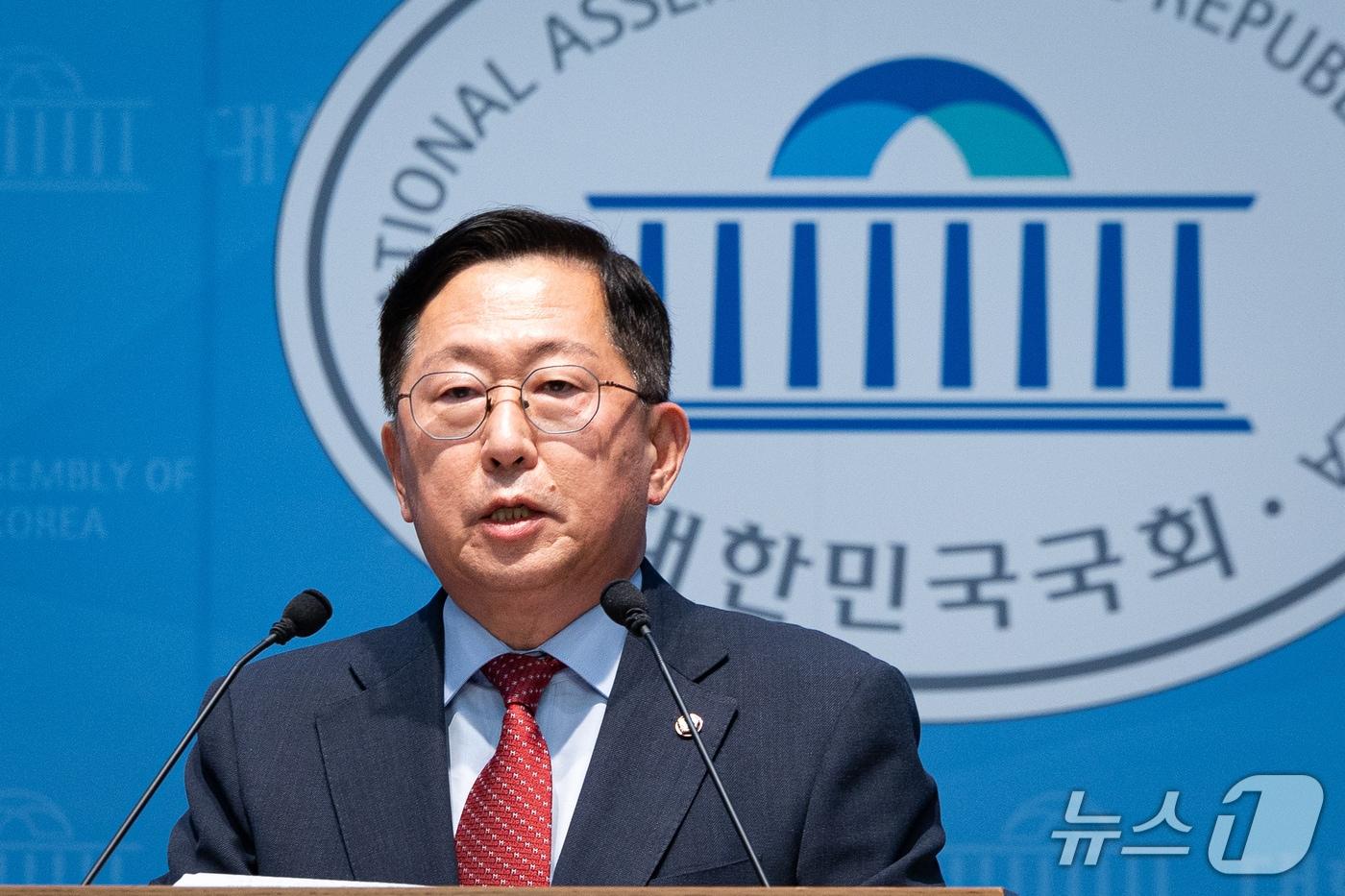 본문 이미지 - 유용원 국민의힘 의원이 5일 서울 여의도 국회 소통관에서 북한의 MDL 이남 추가 침범 징후 관련 기자회견을 하고 있다. 2026.10.5 ⓒ 뉴스1 유승관 기자