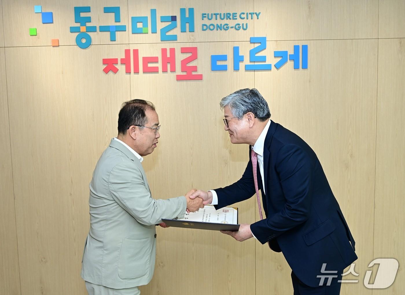 본문 이미지 - 권기일 전 대구시의원(오른쪽)이 대구 동구문화재단은 신임 대표이사로 취임했다. 왼쪽은 우성진 대구 동구청장. (대구 동구 제공. 재판매 및 DB 금지)/뉴스1