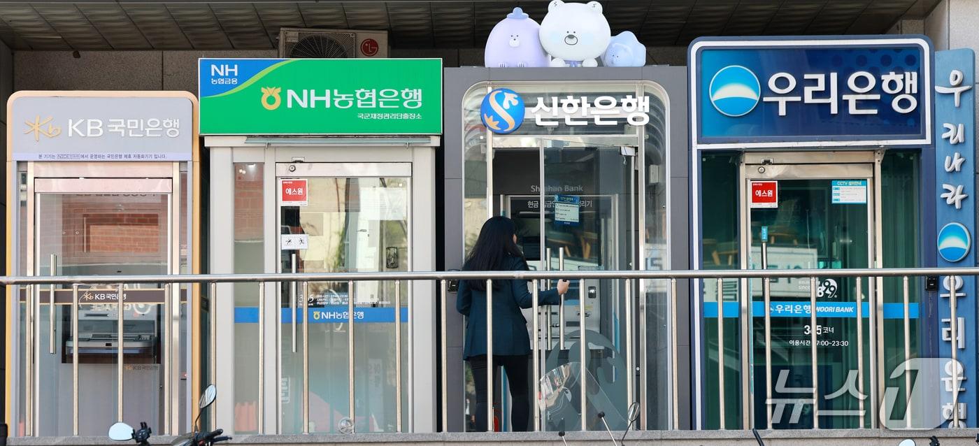 본문 이미지 - 사진은 이날 서울의 한 시중은행 현금자동입출금기(ATM)의 모습. 2026.10.5 ⓒ 뉴스1 이호윤 기자