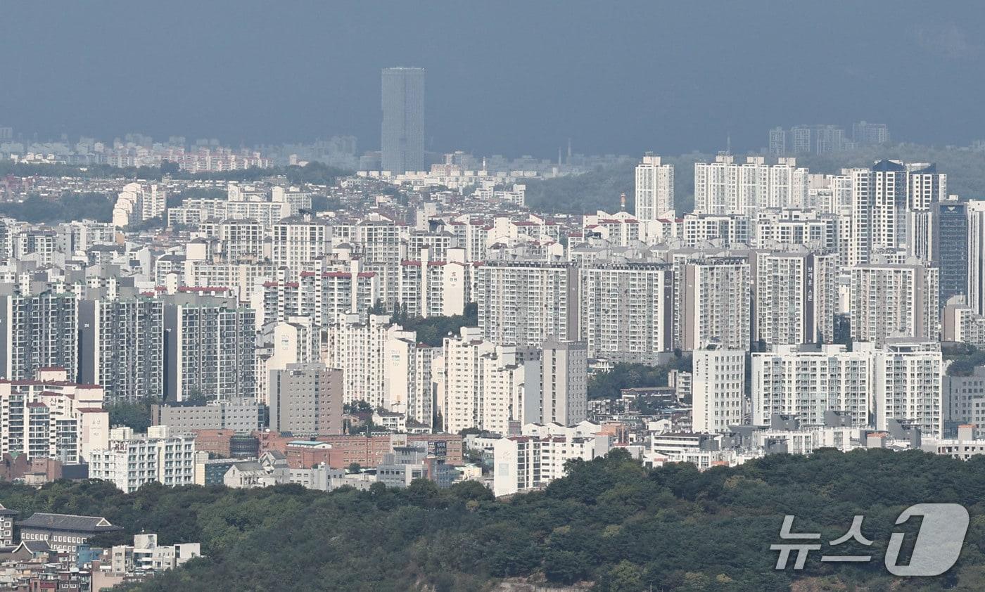 본문 이미지 -  남산에서 바라본 서울 시내 아파트 단지. 2026.10.5 ⓒ 뉴스1 이종수 기자