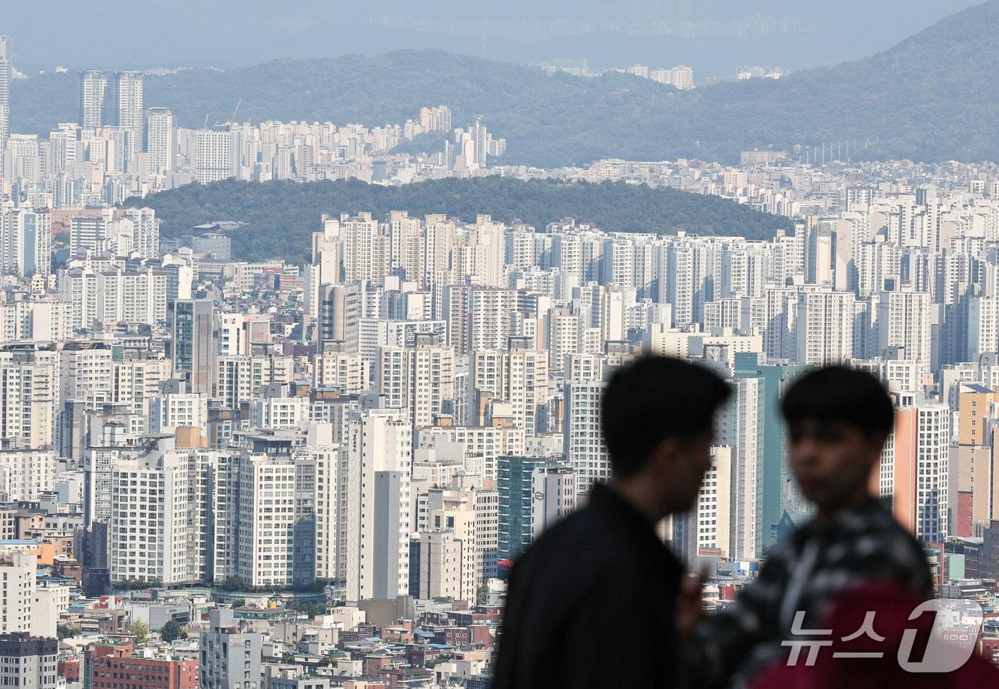 본문 이미지 - 남산에서 바라본 서울 시내 아파트 단지 ⓒ 뉴스1 이종수 기자