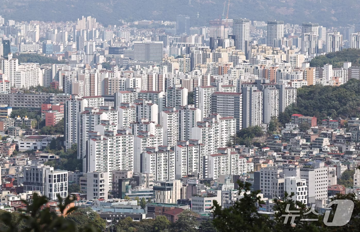 본문 이미지 - 남산에서 바라본 서울 시내 아파트 단지. 2026.10.5 ⓒ 뉴스1 이종수 기자