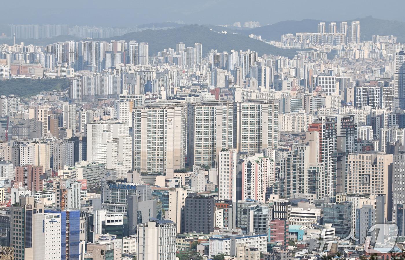 본문 이미지 - 남산에서 바라본 서울 시내 아파트 단지. 2026.10.5 ⓒ 뉴스1 이종수 기자