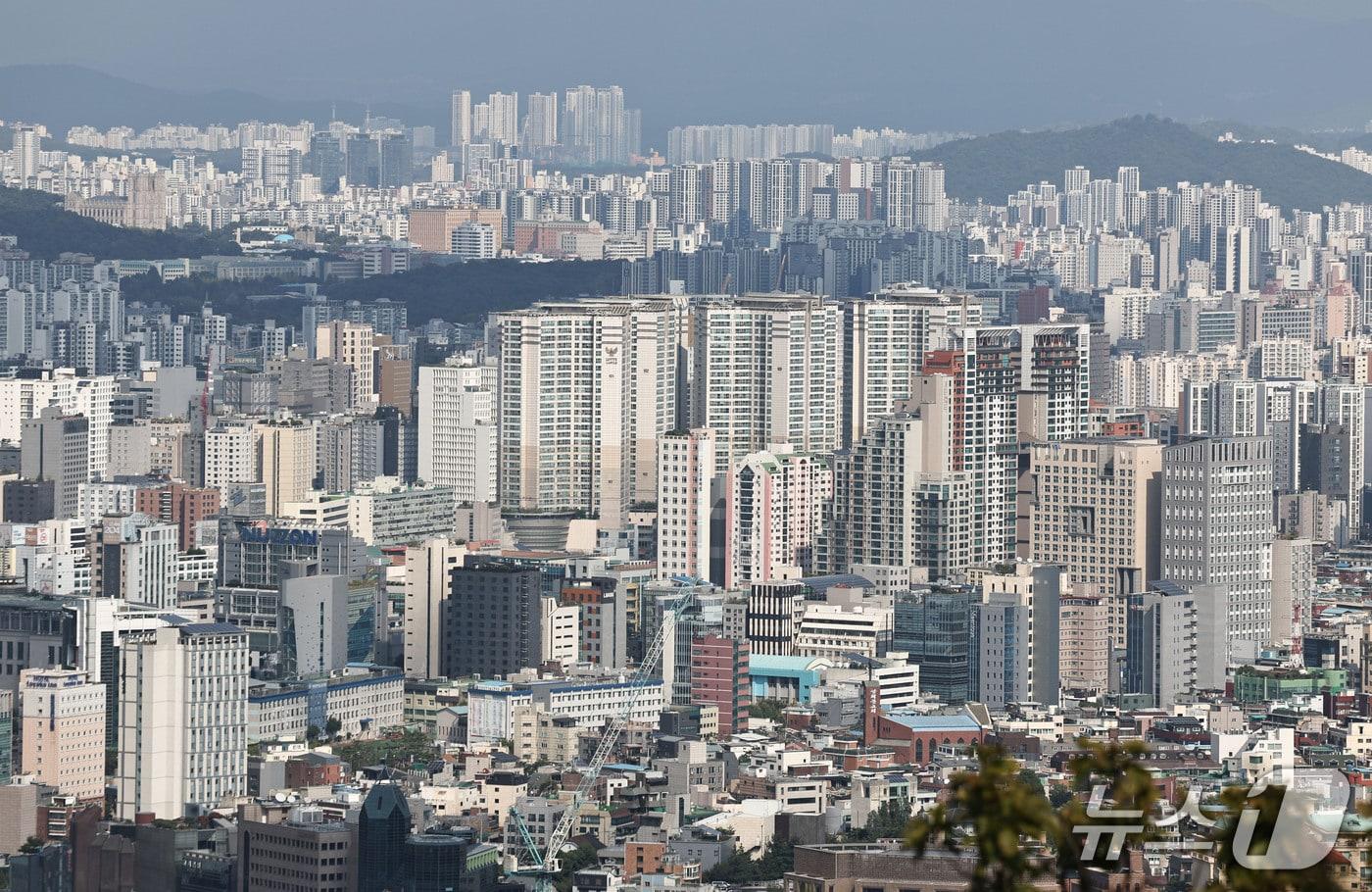 본문 이미지 - 남산에서 바라본 서울 시내 아파트 단지. 2026.10.5 ⓒ 뉴스1 이종수 기자