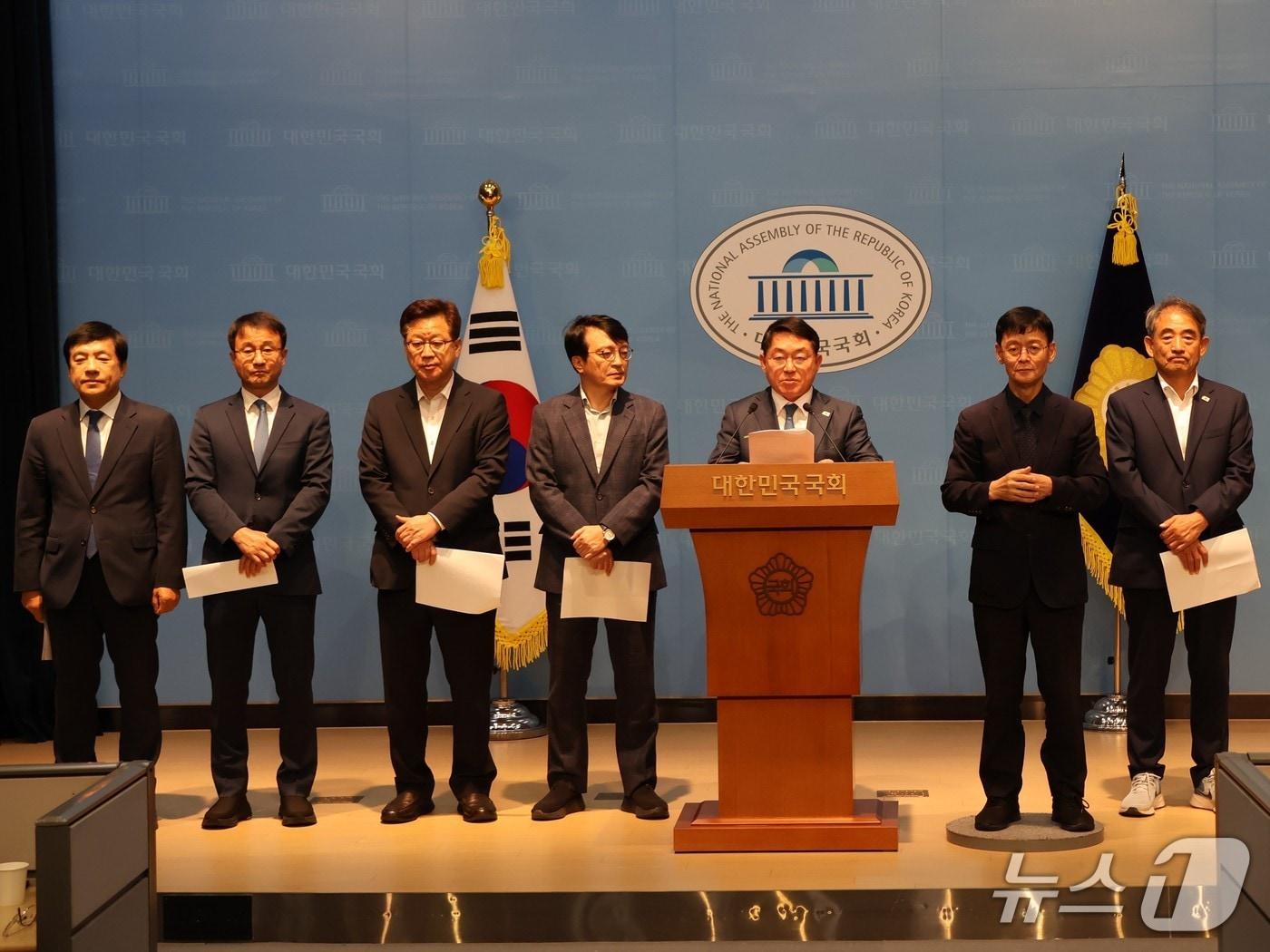 본문 이미지 - 지난 1일 국립의전원 전북 남원 설립 결정 발표 후 박희승 의원을 비롯한 전북 지역 국회의원들이 환영 기자회견을 하고 있다.(박희승 의원실 제공. 재판매 및 DB 금지)/뉴스1 