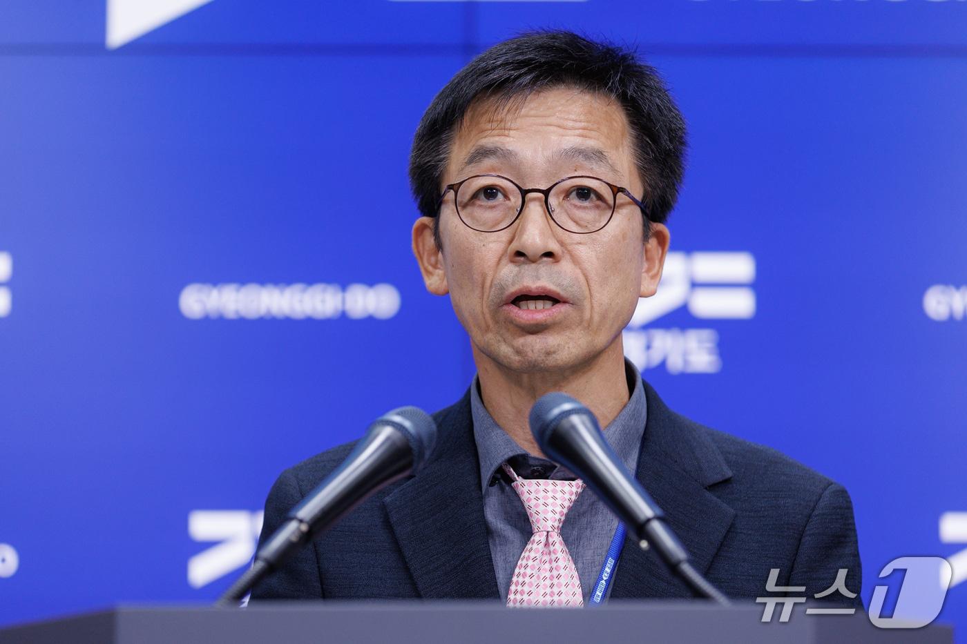 본문 이미지 - 5일 오후 경기도청 브리핑룸에서 문희천 경기도보건환경연구원장 직무대리가 용인 SK하이닉스 가동 전 수질 선제 점검 관련 기자회견을 하고 있다.(경기도 제공. 재판매 및 DB 금지)