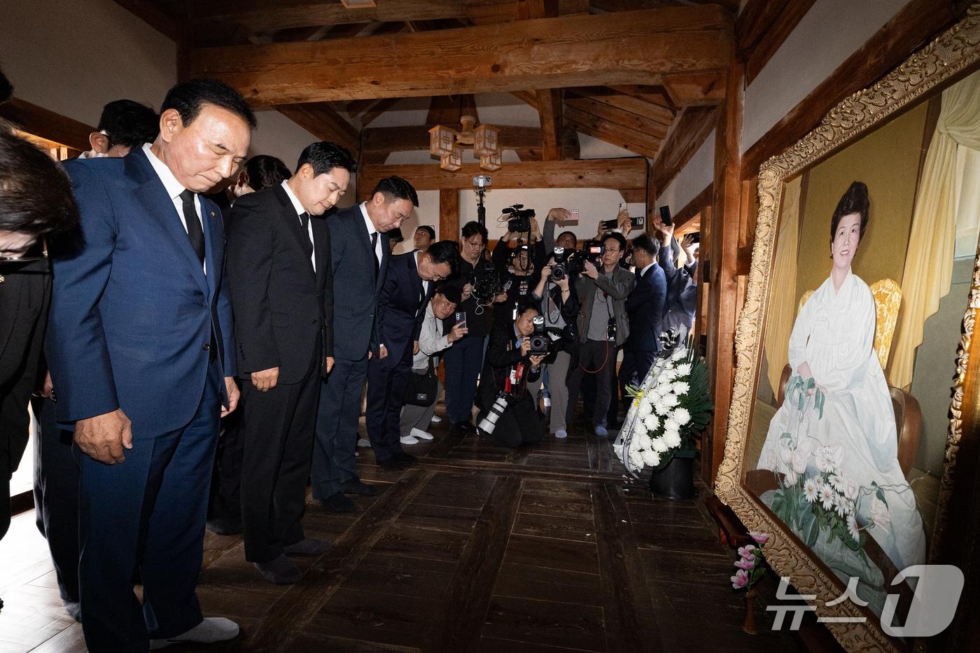본문 이미지 - 장동혁 국민의힘 대표가 5일 충북 옥천군 고(故) 육영수 여사의 생가를 찾아 헌화 후 묵념하고 있다. 2026.10.5 ⓒ 뉴스1 유승관 기자