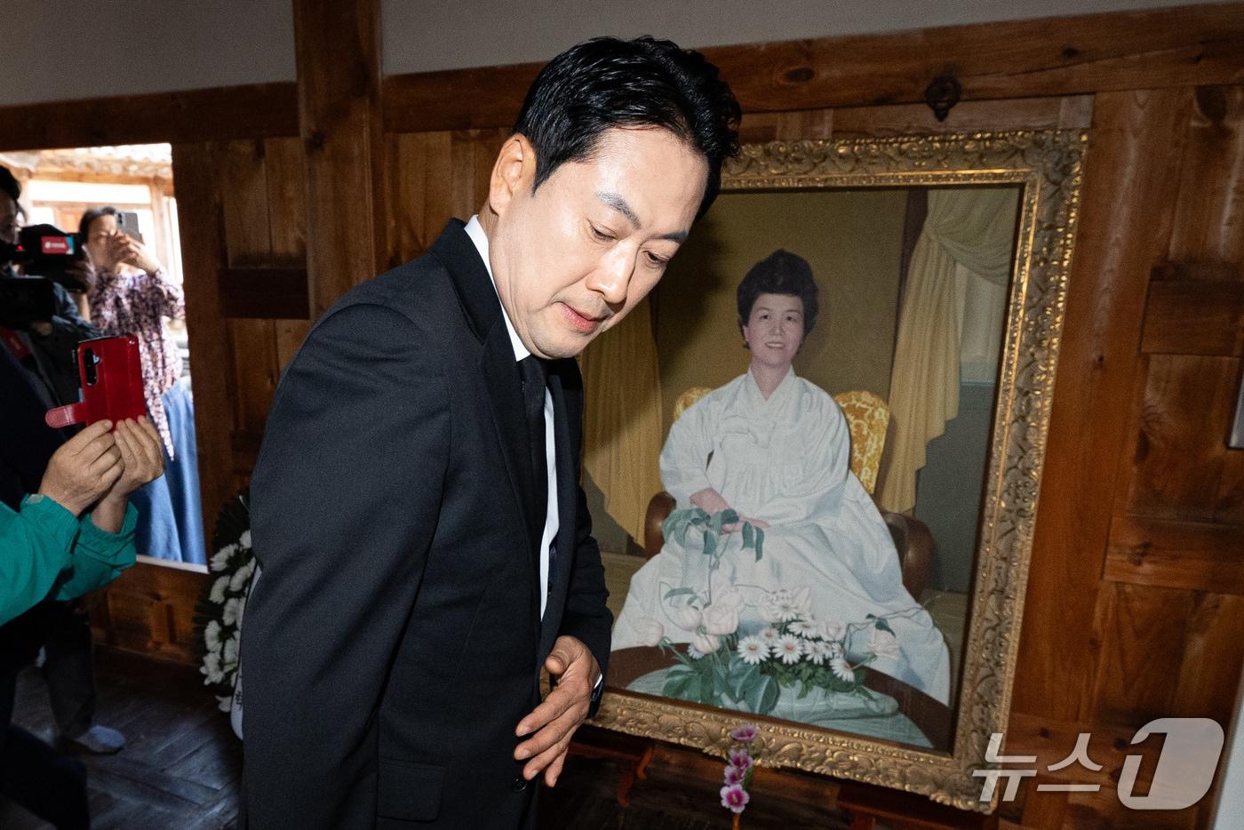 본문 이미지 - 장동혁 국민의힘 대표가 5일 충북 옥천군 고(故) 육영수 여사의 생가를 찾아 참배 후 돌아서고 있다. 2026.10.5 ⓒ 뉴스1 유승관 기자