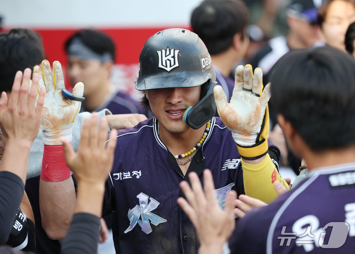 본문 이미지 - 5일 오후 경기 수원시 장안구 KT위즈파크에서 열린 '2026 신한 SOL 뱅크 KBO리그' 롯데 자이언츠와 KT 위즈의 경기, 7회말 무사 주자 없는 상황 KT 안현민이 홈런을 치고 더그아웃으로 들어와 선수들과 기쁨을 나누고 있다. 2026.10.5 ⓒ 뉴스1 김영운 기자