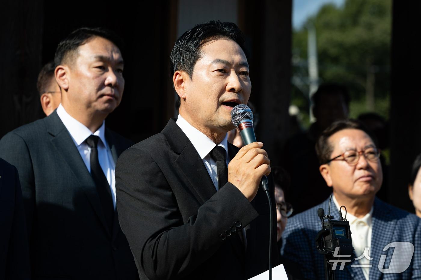 본문 이미지 - 장동혁 국민의힘 대표가 지난 5일 충북 옥천군 고(故) 육영수 여사의 생가를 찾아 긴급 기자회견을 하고 있다. 2026.10.5 ⓒ 뉴스1 유승관 기자