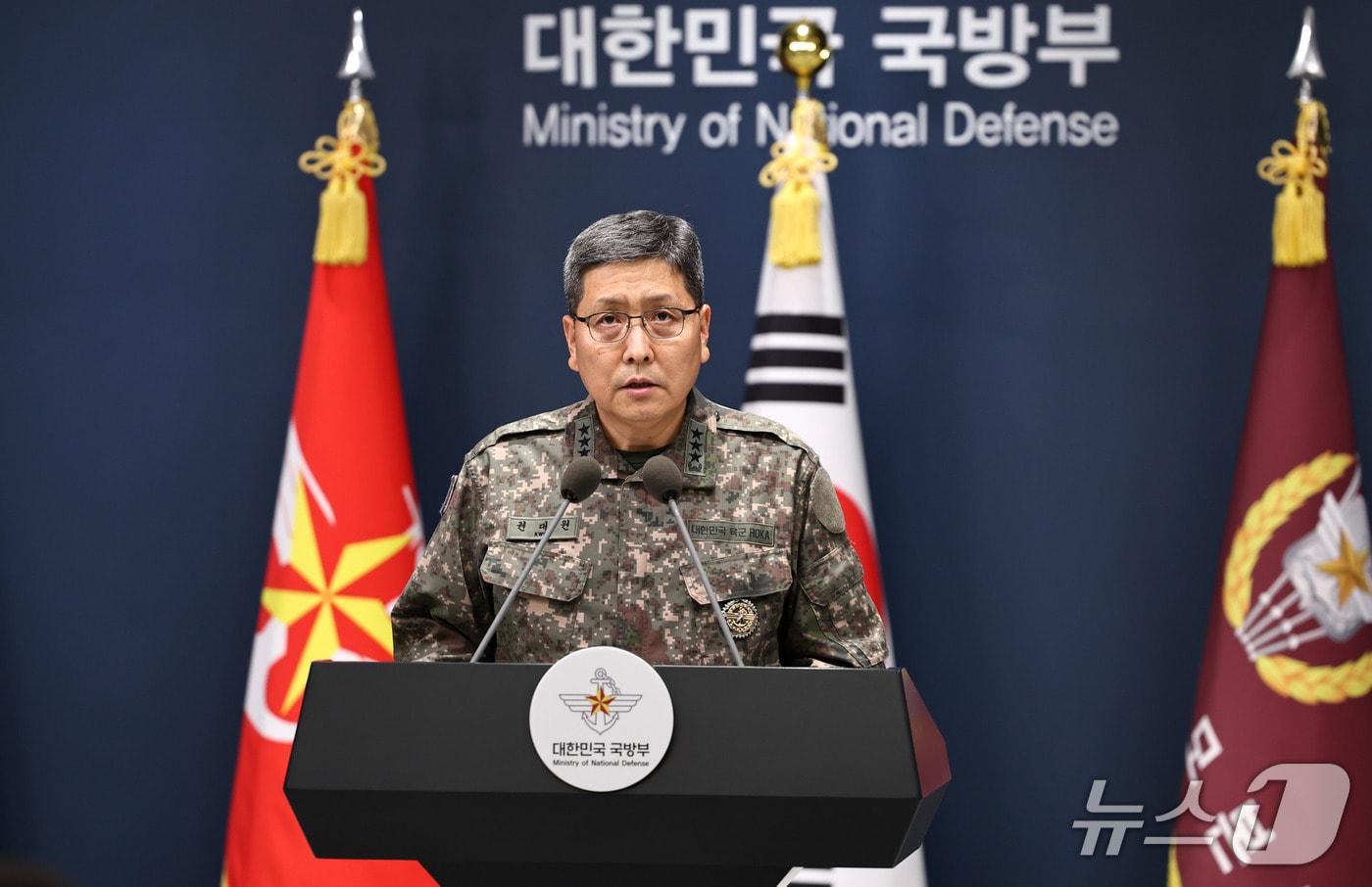본문 이미지 - 권대원 합동참모본부 차장이 5일 서울 용산구 국방부에서 육군 25사단 비무장지대(DMZ) 지뢰 폭발상황 관련 최종 조사결과를 발표하고 있다. 2026.10.5 ⓒ 뉴스1 구윤성 기자