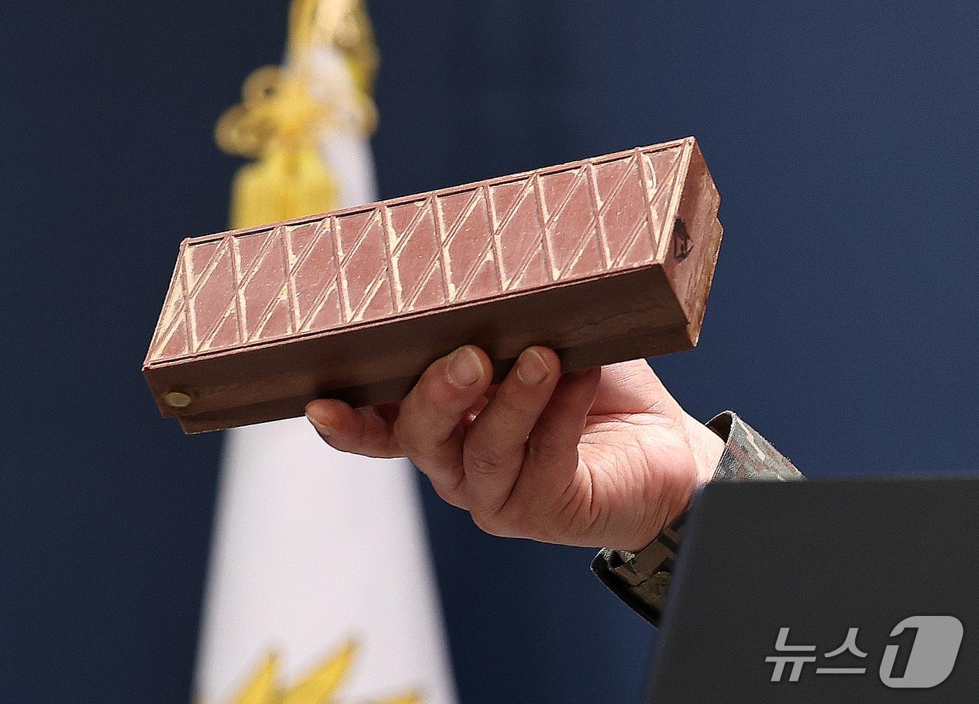 본문 이미지 - 양진혁 합동참모본부 작전부장이 5일 서울 용산구 국방부에서 북한군 수지반보병 지뢰를 들어보이며 육군 25사단 비무장지대(DMZ) 지뢰 폭발상황을 설명하고 있다. 사진은 앞서 수해지역에서 우리 군이 수거한 북한군 유실 지뢰. 2026.10.5 ⓒ 뉴스1 구윤성 기자