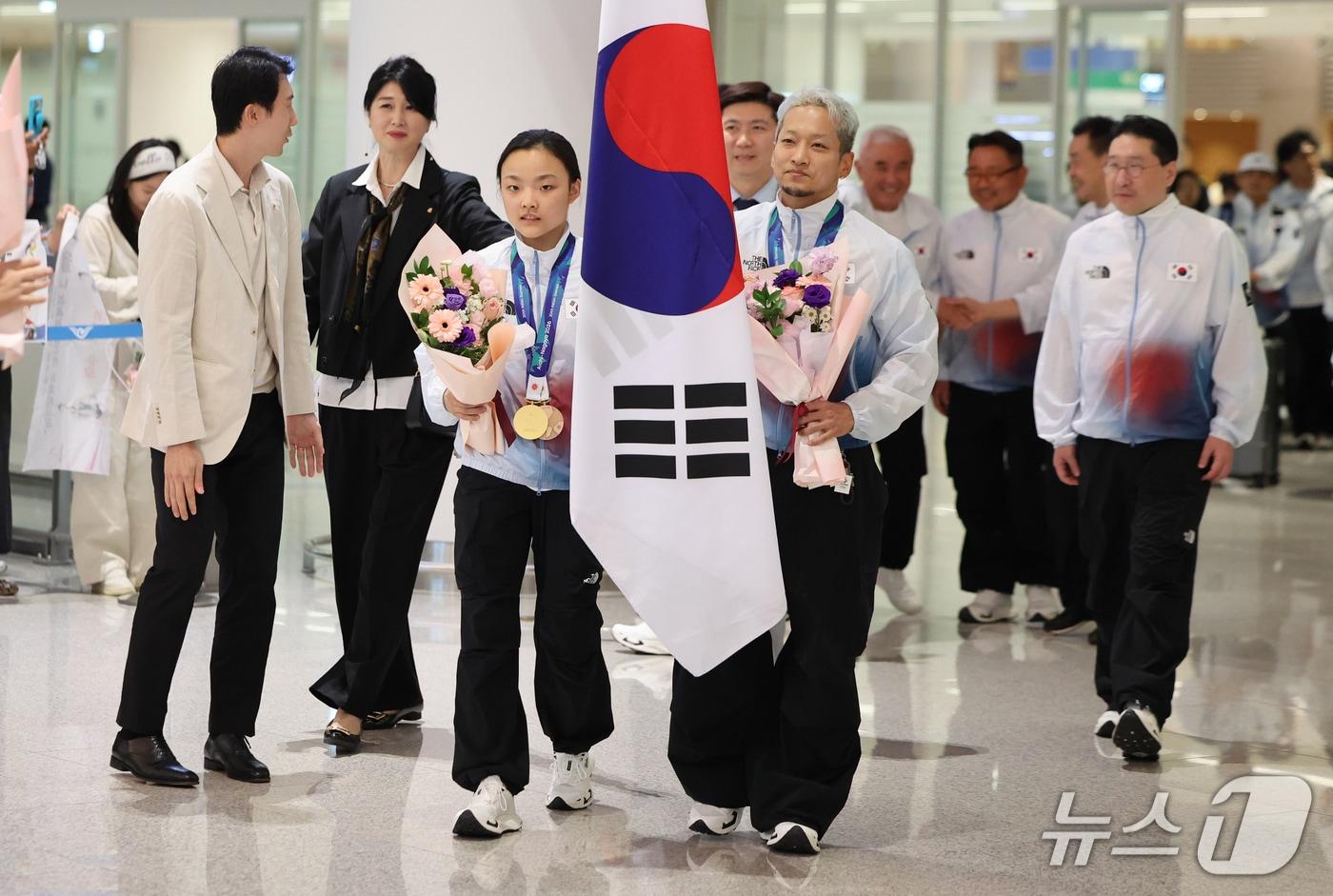본문 이미지 - 5일 인천국제공항 제2여객터미널에서 2026 아이치·나고야 아시아경기대회 대한민국 선수단이 귀국하고 있다. 2026.10.5 ⓒ 뉴스1 김진환 기자
