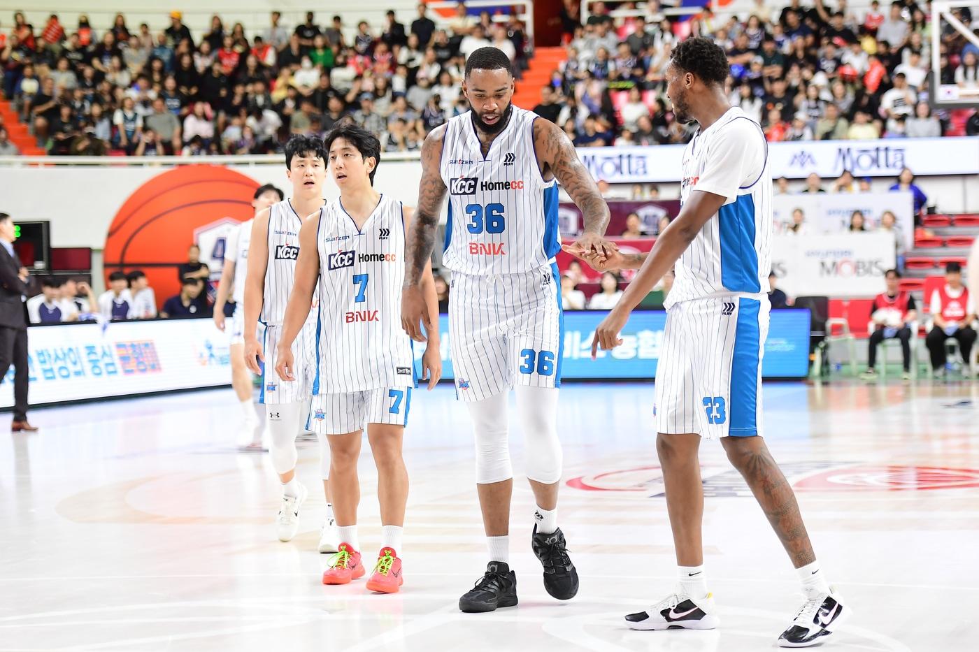본문 이미지 - 부산 KCC의 숀 롱과 루이스 킹. (KBL 제공. 재판매 및 DB 금지)