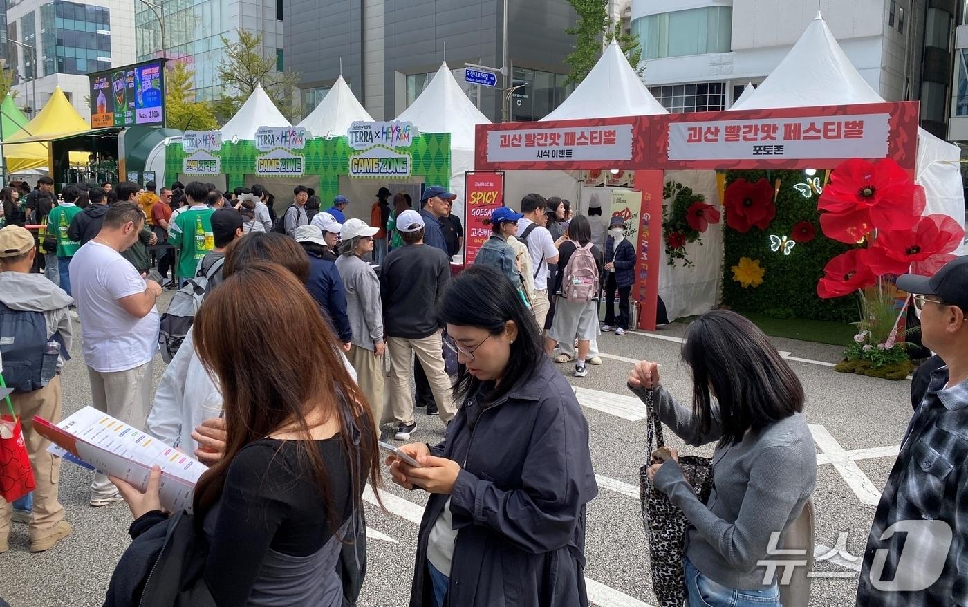 본문 이미지 - 서울 강남페스티벌에 설치한 괴산군 홍보부스에 고추 튀김을 맛보려는 주민이 길게 줄을 서 있다.(괴산군 제공. 재판매 및 DB 금지).2026.10.6/뉴스1