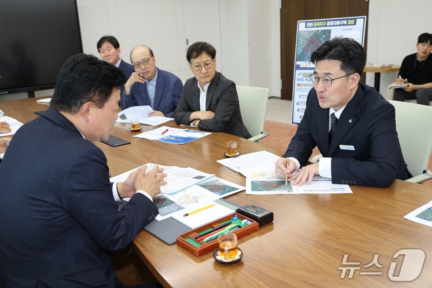 본문 이미지 - 충북지사에게 금곡지구 경제자유구역 추진 방향 설명하는 김명식 진천군수.(진천군 제공. 재판매 및 DB 금지).2026.10.6/뉴스1