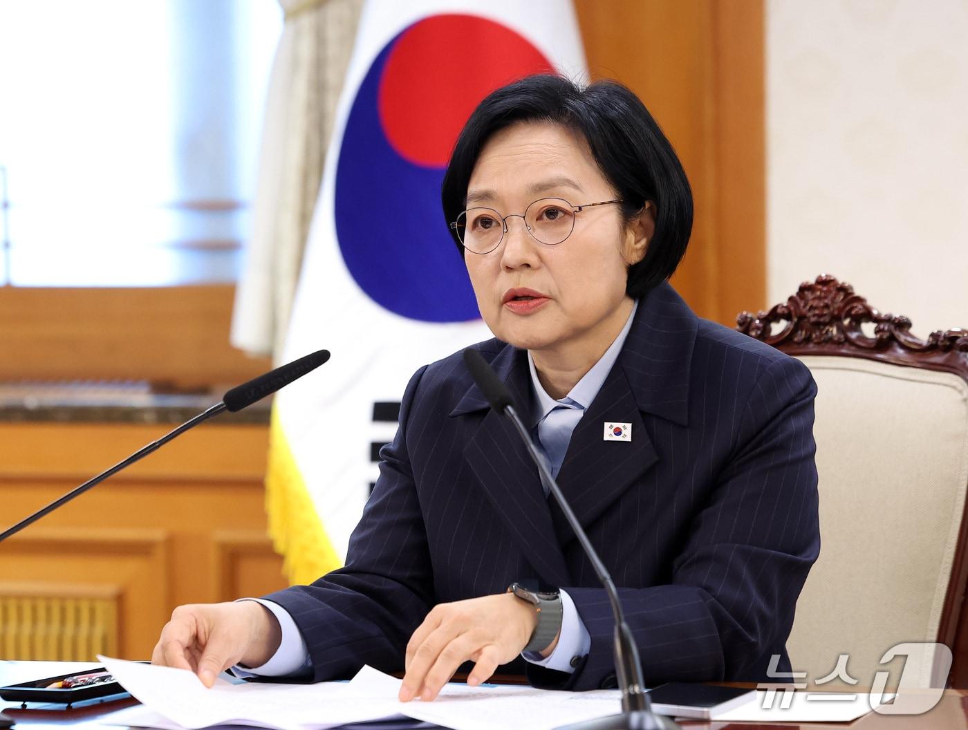 본문 이미지 - 한성숙 국무총리가 6일 서울 종로구 정부서울청사에서 열린 금융.공공기관 개인정보 유출 관련 회의에서 모두발언을 하고 있다. 2026.10.6 ⓒ 뉴스1 김성진 기자
