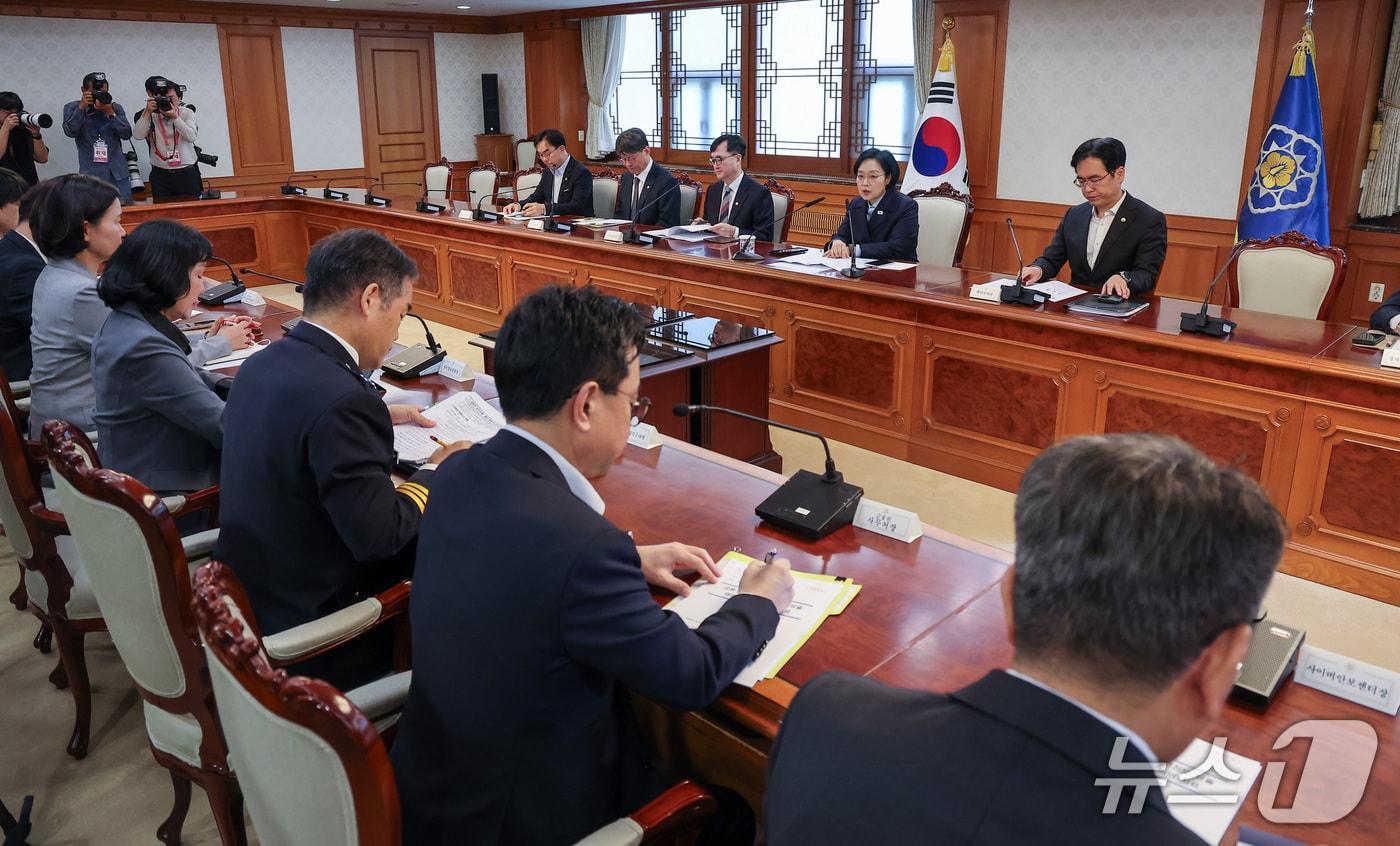 본문 이미지 - 한성숙 국무총리가 6일 서울 종로구 정부서울청사에서 열린 금융.공공기관 개인정보 유출 관련 회의에서 모두발언을 하고 있다. 2026.10.6 ⓒ 뉴스1 김성진 기자