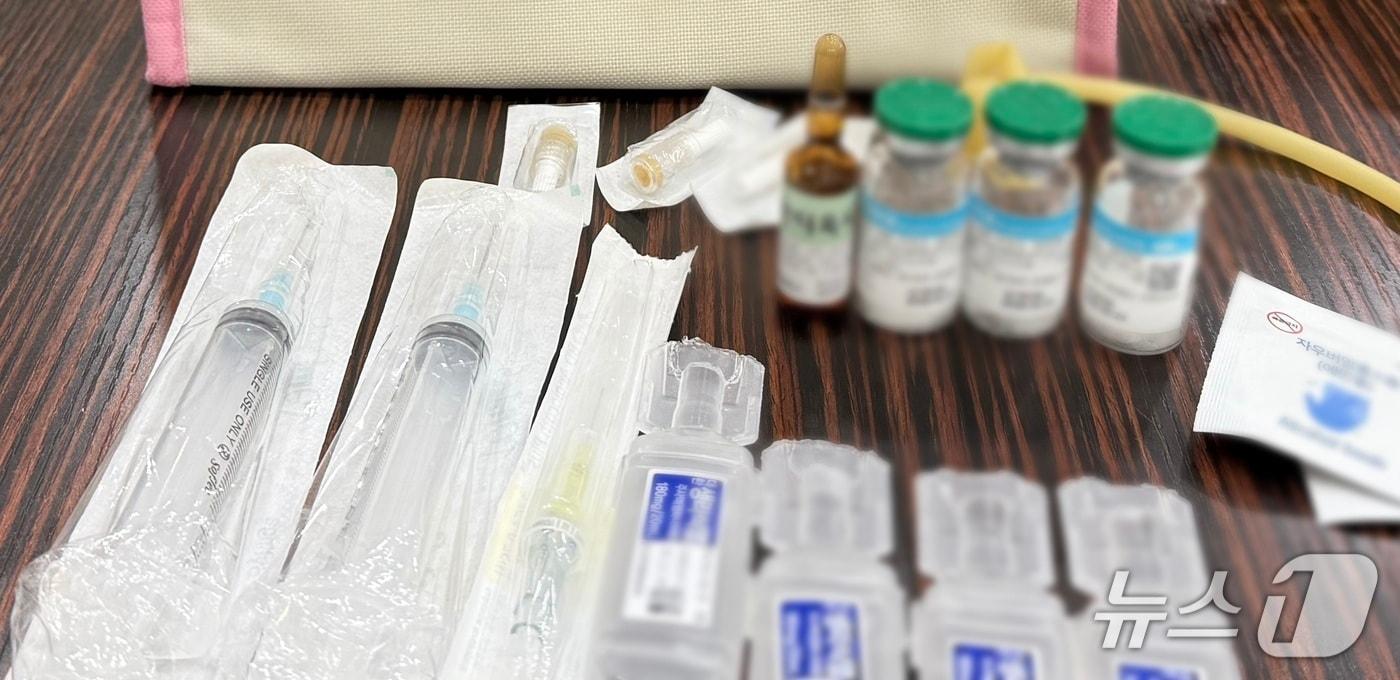 본문 이미지 - 경찰이 A 씨 병원에서 압수한 투약 주사기와 약물.(경남경찰청 제공. 재판매 및 DB 금지)