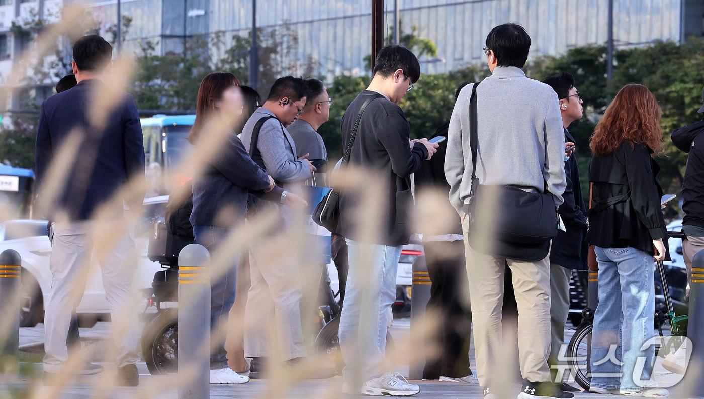 본문 이미지 - 쌀쌀한 가을 날씨를 보인 6일 오전 서울 종로구 광화문네거리에서 시민들이 몸을 움츠린 채 출근하고 있다. 2026.10.6 ⓒ 뉴스1 박지혜 기자