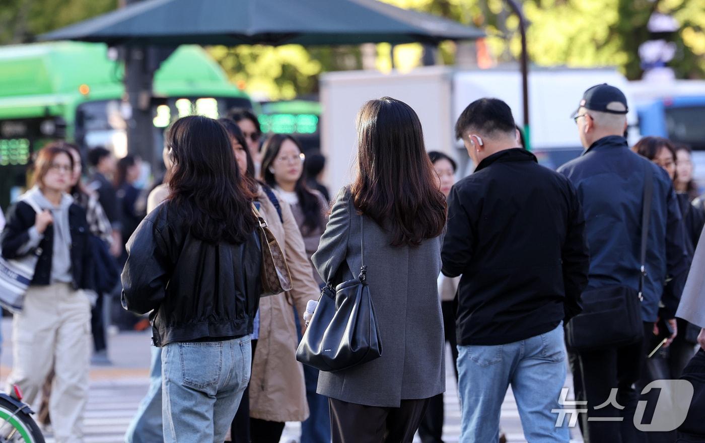 본문 이미지 - 쌀쌀한 가을 날씨를 보인 6일 오전 서울 종로구 광화문네거리에서 시민들이 몸을 움츠린 채 출근하고 있다. 2026.10.6 ⓒ 뉴스1 박지혜 기자