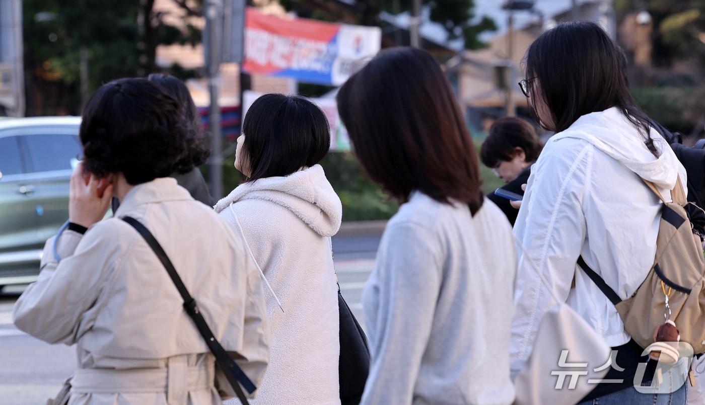 본문 이미지 - 쌀쌀한 가을 날씨를 보인 6일 오전 서울 종로구 광화문네거리에서 시민들이 몸을 움츠린 채 출근하고 있다. 2026.10.6 ⓒ 뉴스1 박지혜 기자
