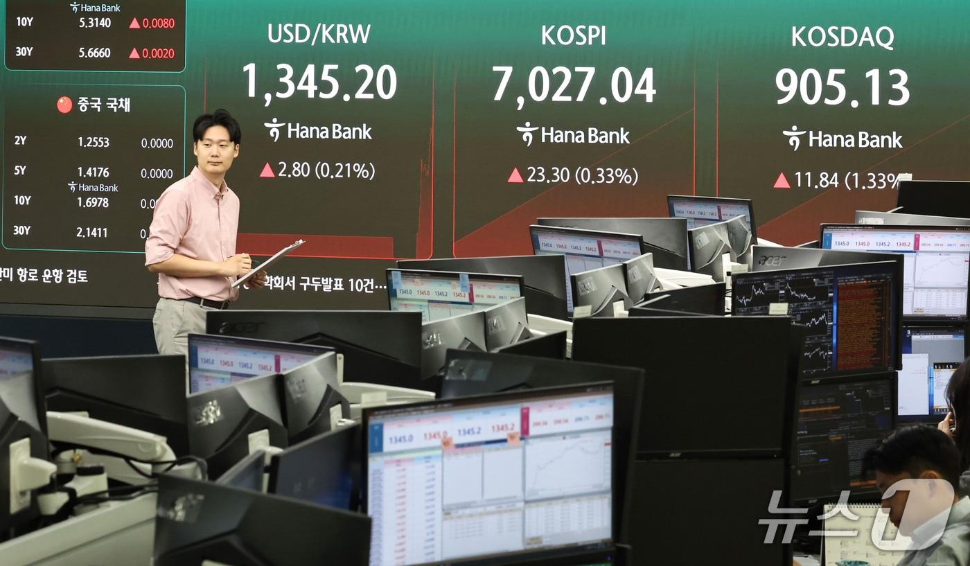본문 이미지 - 6일 오전 서울 중구 하나은행 딜링룸 전광판에 코스피 지수 등 시황이 표시되고 있다.2026.10.6 ⓒ 뉴스1 이종수 기자