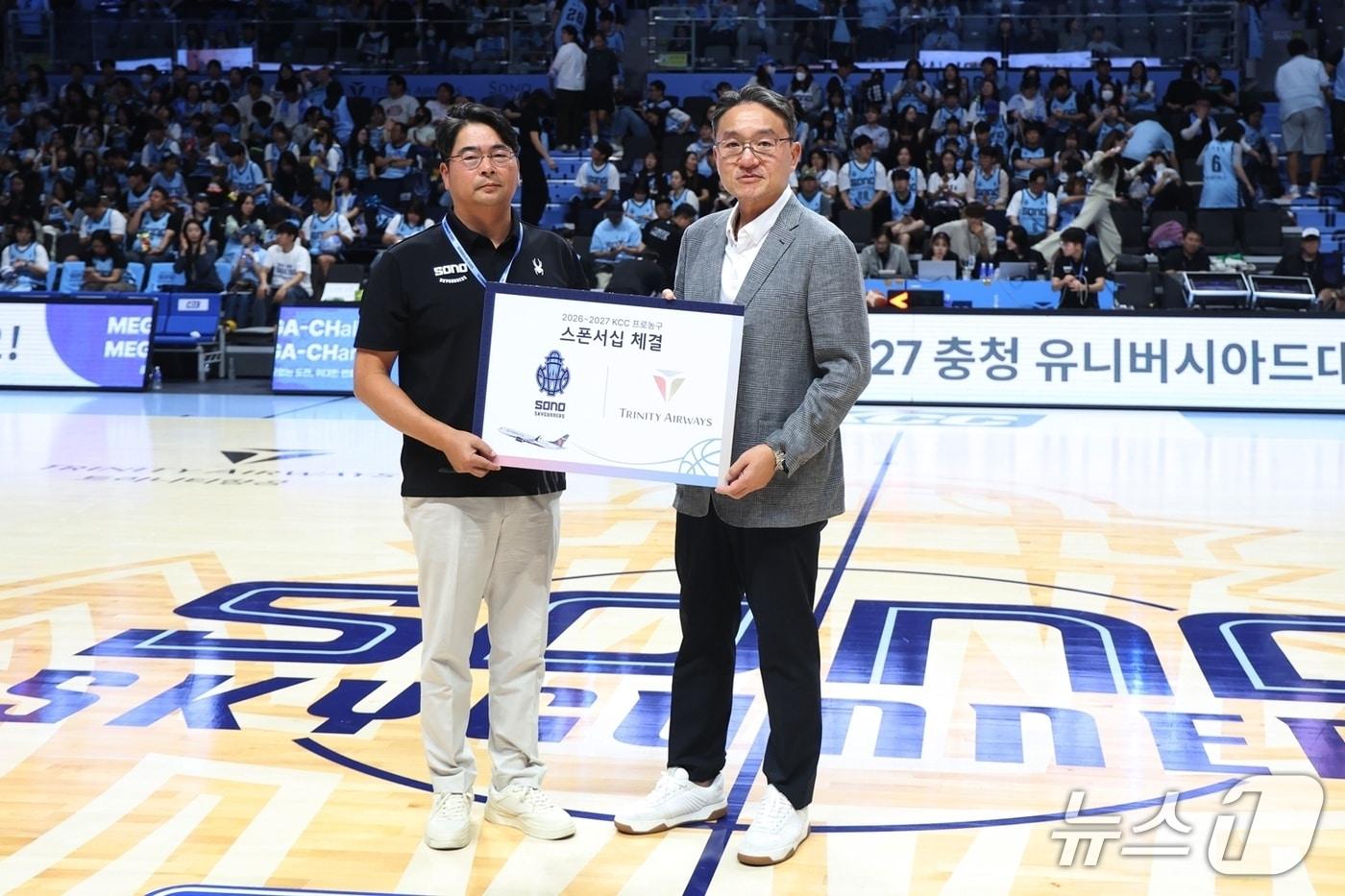 본문 이미지 - 3일 고양 소노 아레나에서 이상윤 트리니티항공 대표이사(오른쪽)와 이기완 소노 스카이거너스 단장(왼쪽)이 공식 후원(메인 스폰서십) 계약을 체결한 뒤 기념 촬영한 모습(트리니티항공 제공). 2026.10.3.