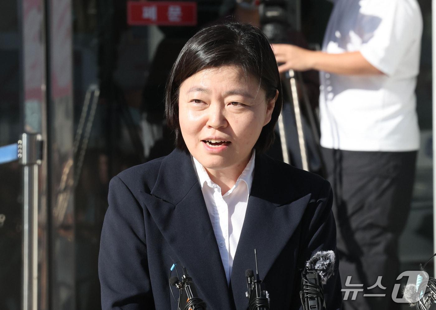 본문 이미지 - 임은정 광주지방중대범죄수사청장이 6일 오전 전남광주 북구 중흥동 청사에서 도어스테핑하며 취재진의 질문에 답하고 있다. 2026.10.6 ⓒ 뉴스1 박지현 기자