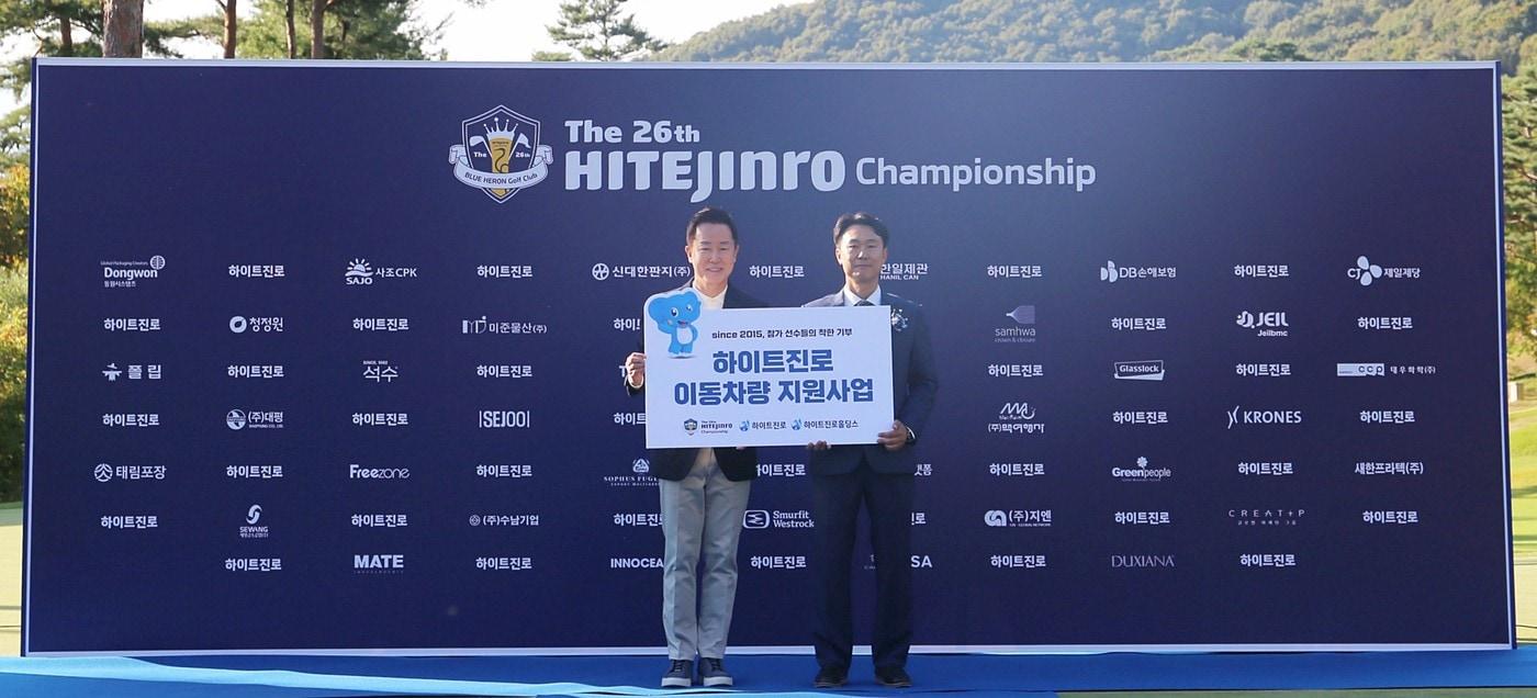 본문 이미지 - 하이트진로와 하이트진로홀딩스가 지난 4일 경기 여주시 블루헤런GC에서 열린 '제26회 하이트진로 챔피언십' 종료 후 이동차량 전달식을 진행했다. 장인섭 하이트진로 대표이사(왼쪽)와 이대호 직업재능개발센터장이 기념촬영을 하고 있다.(하이트진로 제공)