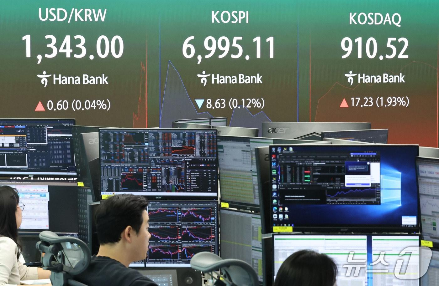 본문 이미지 - 6일 오전 서울 중구 하나은행 딜링룸 전광판에 코스피 지수 등 시황이 표시되고 있다.2026.10.6 ⓒ 뉴스1 이종수 기자