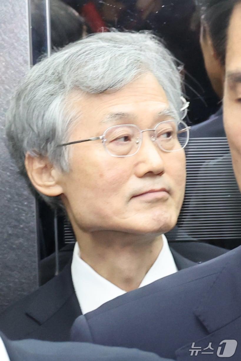 본문 이미지 - 조희대 대법원장이 6일 오전 서울 여의도 국회 법제사법위원회에서 열린 대법원 등에 대한 국정감사에 기관장 자격으로 출석하고 있다. 법사위가 일반증인으로 채택한 조 대법원장은 지난 2일 법사위에 국정감사 불출석 사유서를 제출했다. 2026.10.6 ⓒ 뉴스1 황기선 기자