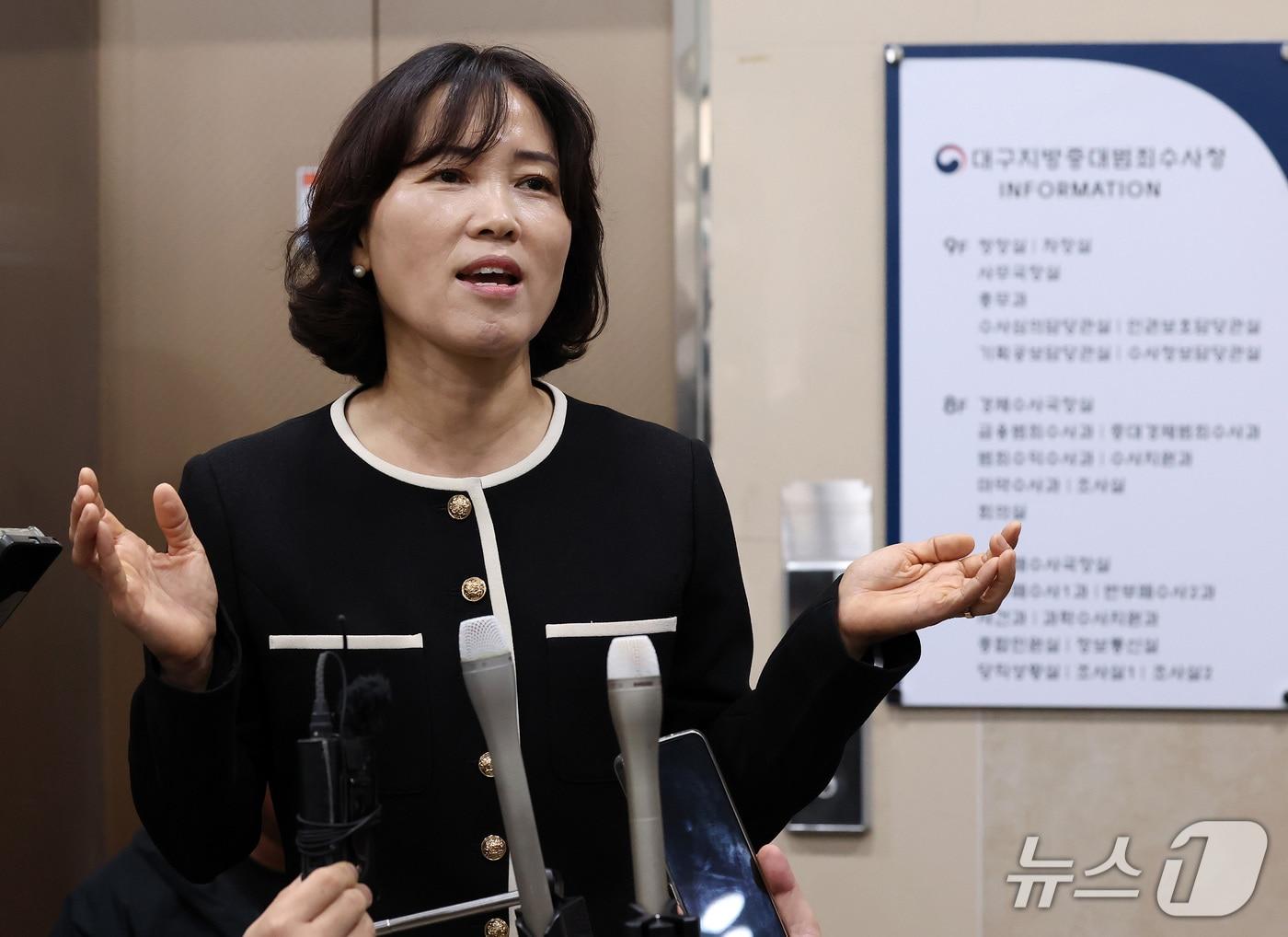 본문 이미지 - 홍종희 대구지방중수청장이 6일 오전 대구 남구 대구지방중대범죄수사청 출근길에서 취재진과 만나 인사말을 하고 있다. ⓒ 뉴스1 공정식 기자