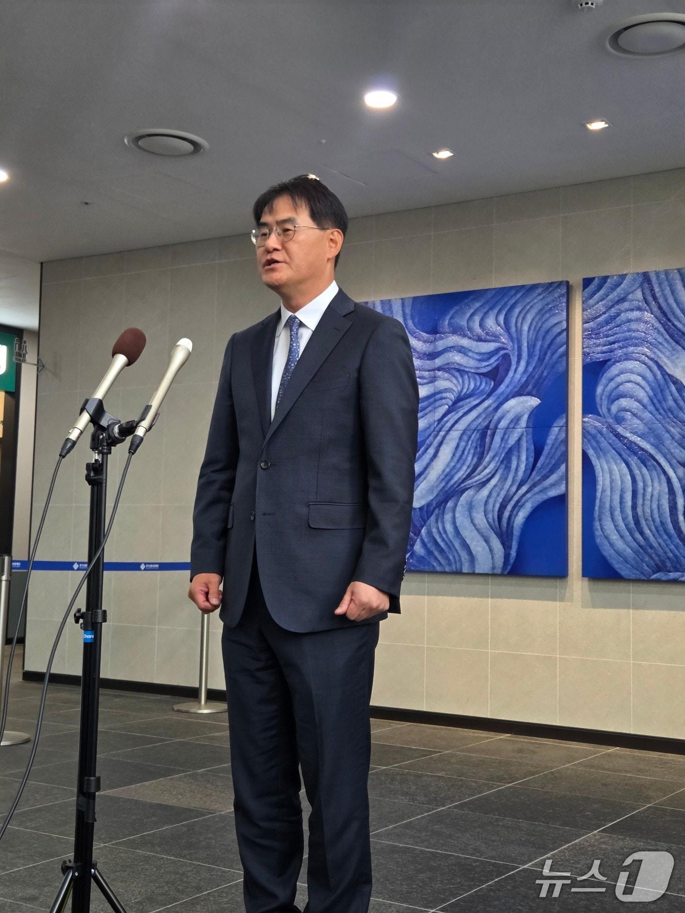 본문 이미지 -  김형근 초대 수원지방중수청장 출근길 도어스테핑 모습. 2026.10.6/뉴스1 ⓒ News1 배수아 기자