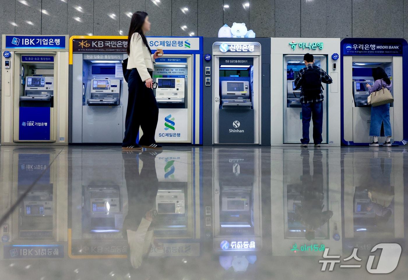 본문 이미지 - 사진은 이날 서울 시내에 설치된 시중은행 현금자동입출금기(ATM)의 모습. 2026.10.6 ⓒ 뉴스1 이호윤 기자