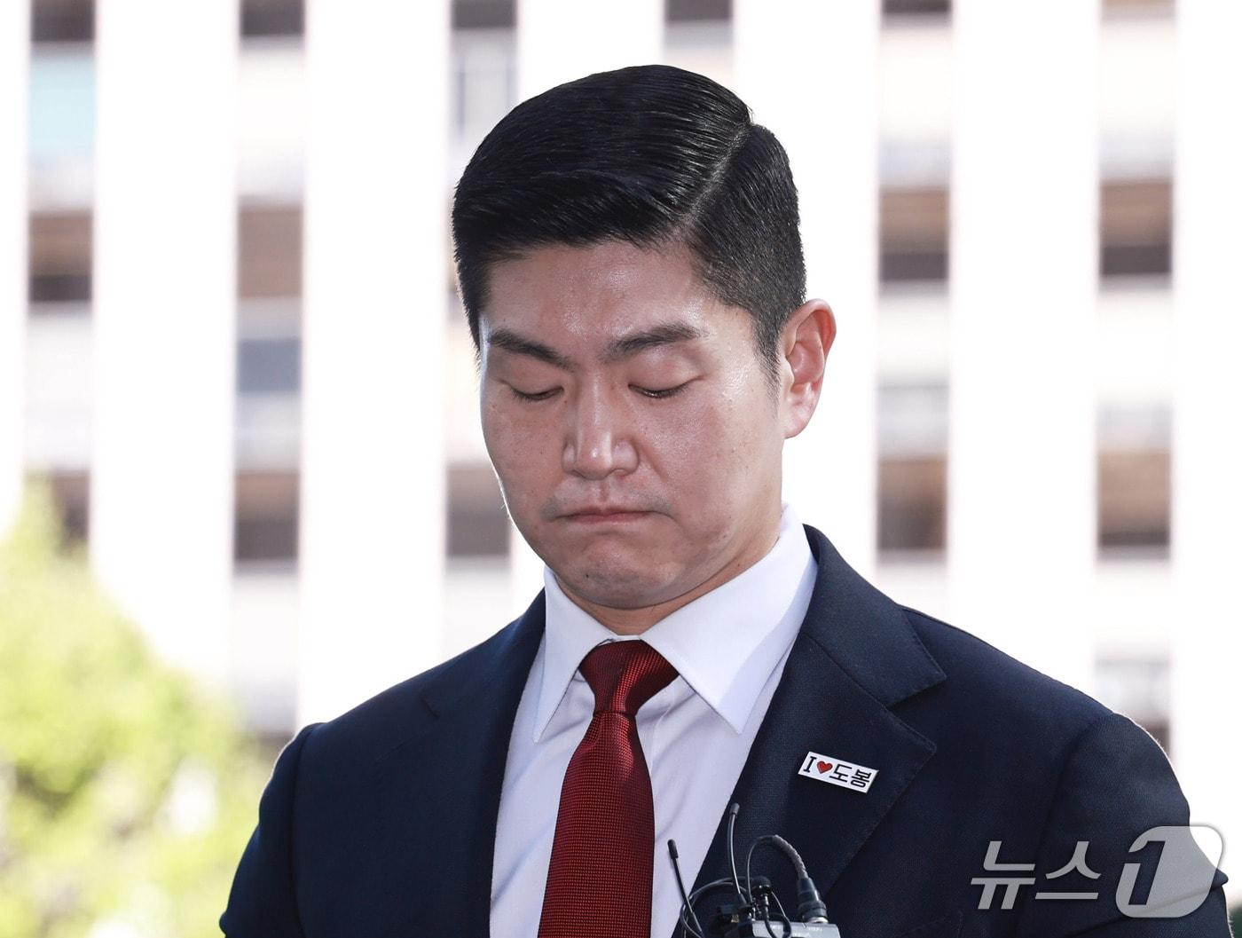 본문 이미지 - 정원오 전 서울시장 후보의 성동구청장 재임 시절 멕시코 칸쿤 출장 관련 의혹을 제기한 김재섭 국민의힘 의원이 6일 오전 공직선거법상 허위사실 공표·후보자비방 등 혐의로 피의자 신분 조사를 받기 위해 서울 마포구 서울경찰청 광역수사단 공공범죄수사대에 출석, 입장을 밝힌 뒤 인사하고 있다. 2026.10.6 ⓒ 뉴스1 구윤성 기자