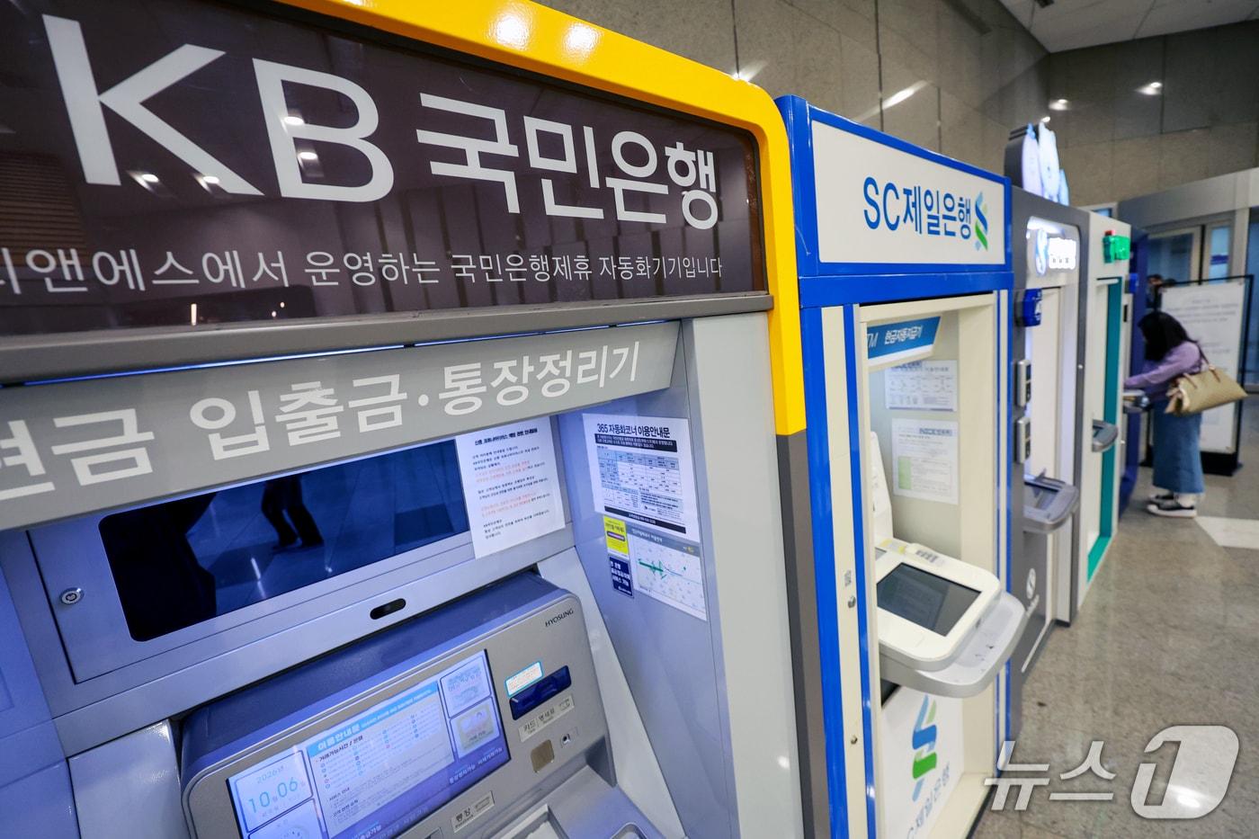 본문 이미지 -  서울 시내에 설치된 시중은행 현금자동입출금기(ATM)의 모습. 2026.10.6 ⓒ 뉴스1 이호윤 기자