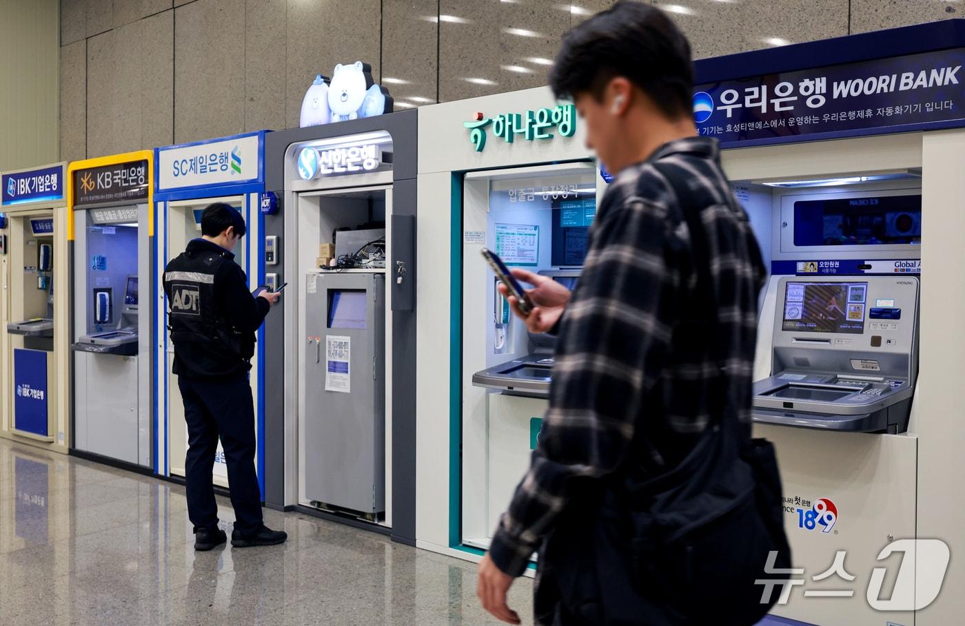 본문 이미지 -  서울 시내에 설치된 시중은행 현금자동입출금기(ATM)의 모습. 2026.10.6 ⓒ 뉴스1 이호윤 기자