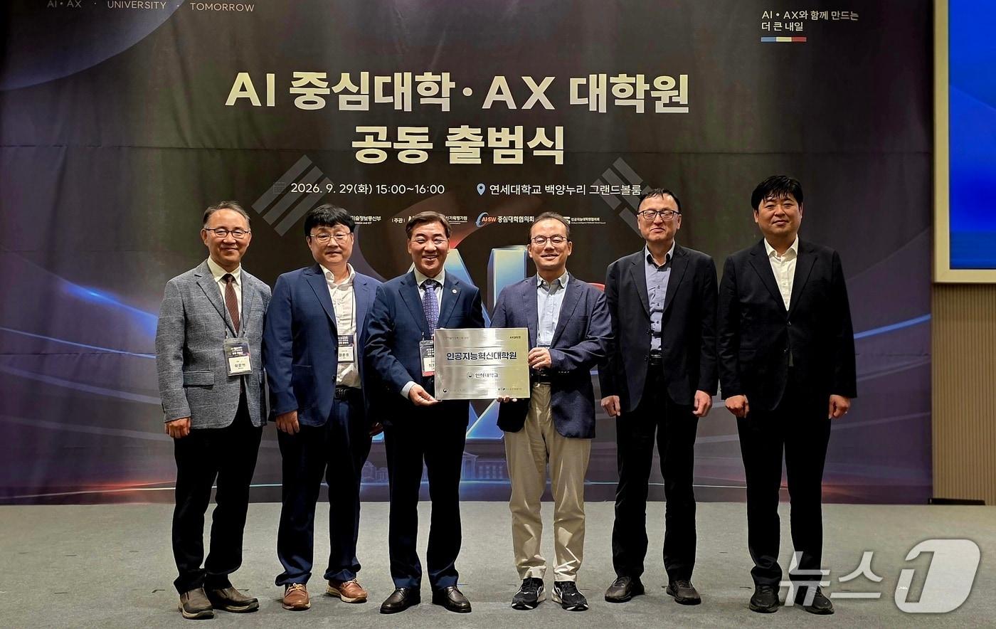 본문 이미지 - 과학기술정보통신부가 지난달 29일 개최한 ‘AI중심대학·AX대학원 공동 출범식’에서 참석자들이 기념촬영을 하고 있다. 사진 왼쪽부터 이장현 인하대 대학원장, 정춘호 KG스틸 선행연구팀장, 최기영 인하대 총장, 박인규 인하대 AX대학원 사업단장, 배선우 KG스틸 기술연구소장, 배경원 삼성중공업 조선해양연구소 그룹장.(인하대 제공. 재배포 및 DB금지)2026.10.6/뉴스1