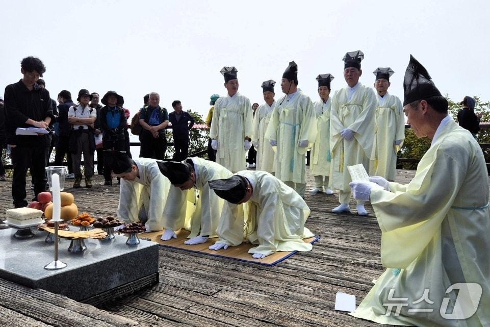 본문 이미지 - 삼도봉 만남의 날 행사 모습.(영동군 제공. 재판매 및 DB 금지) 2026.10.6/뉴스1