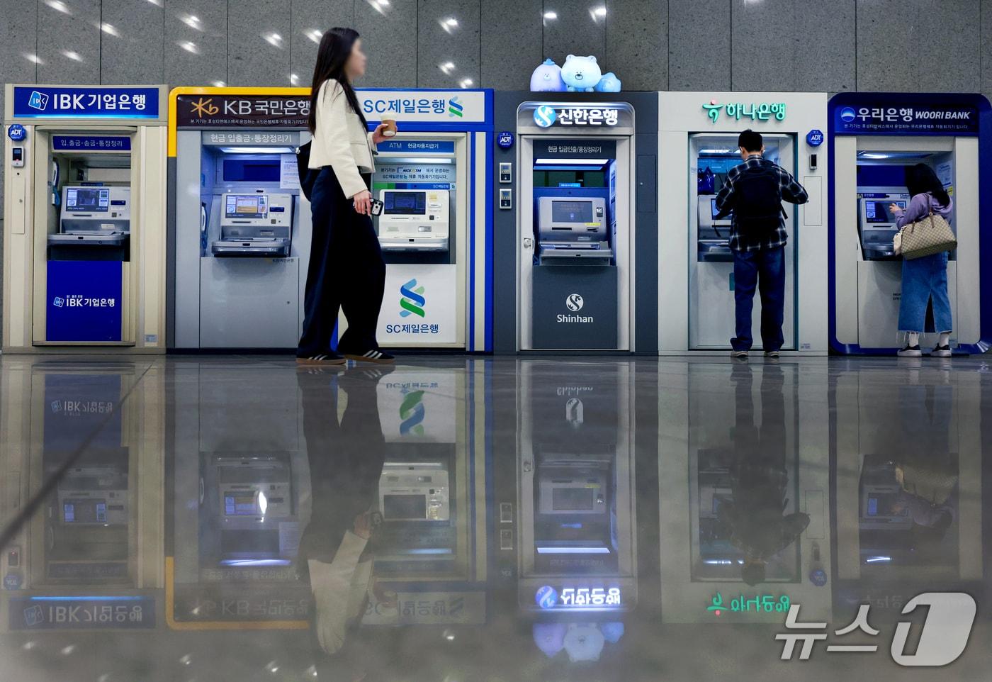 본문 이미지 - 사진은 이날 서울 시내에 설치된 시중은행 현금자동입출금기(ATM)의 모습. ⓒ 뉴스1 이호윤 기자