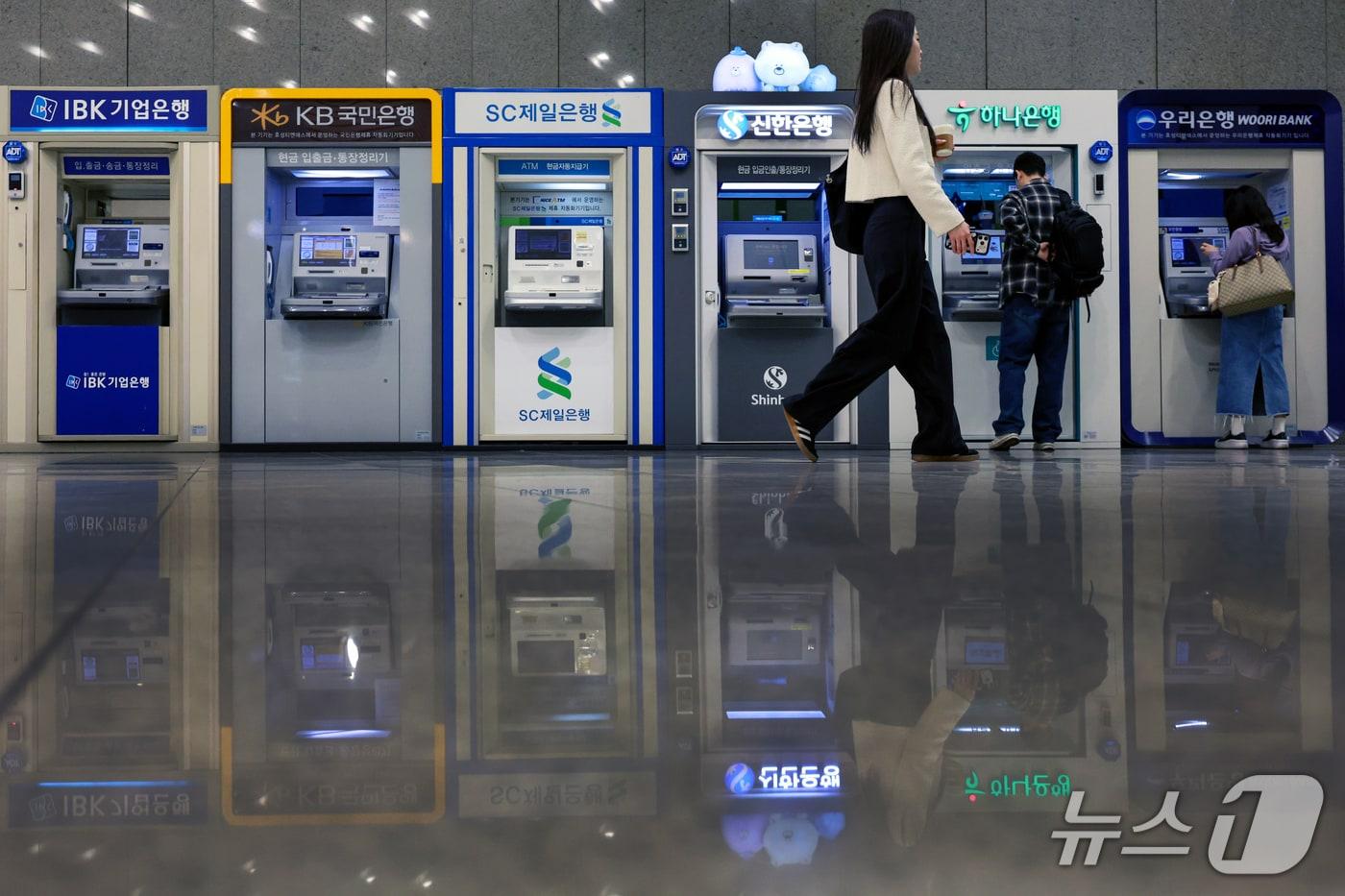 본문 이미지 - 서울 시내에 설치된 시중은행 현금자동입출금기(ATM)의 모습. 2026.10.6 ⓒ 뉴스1 이호윤 기자