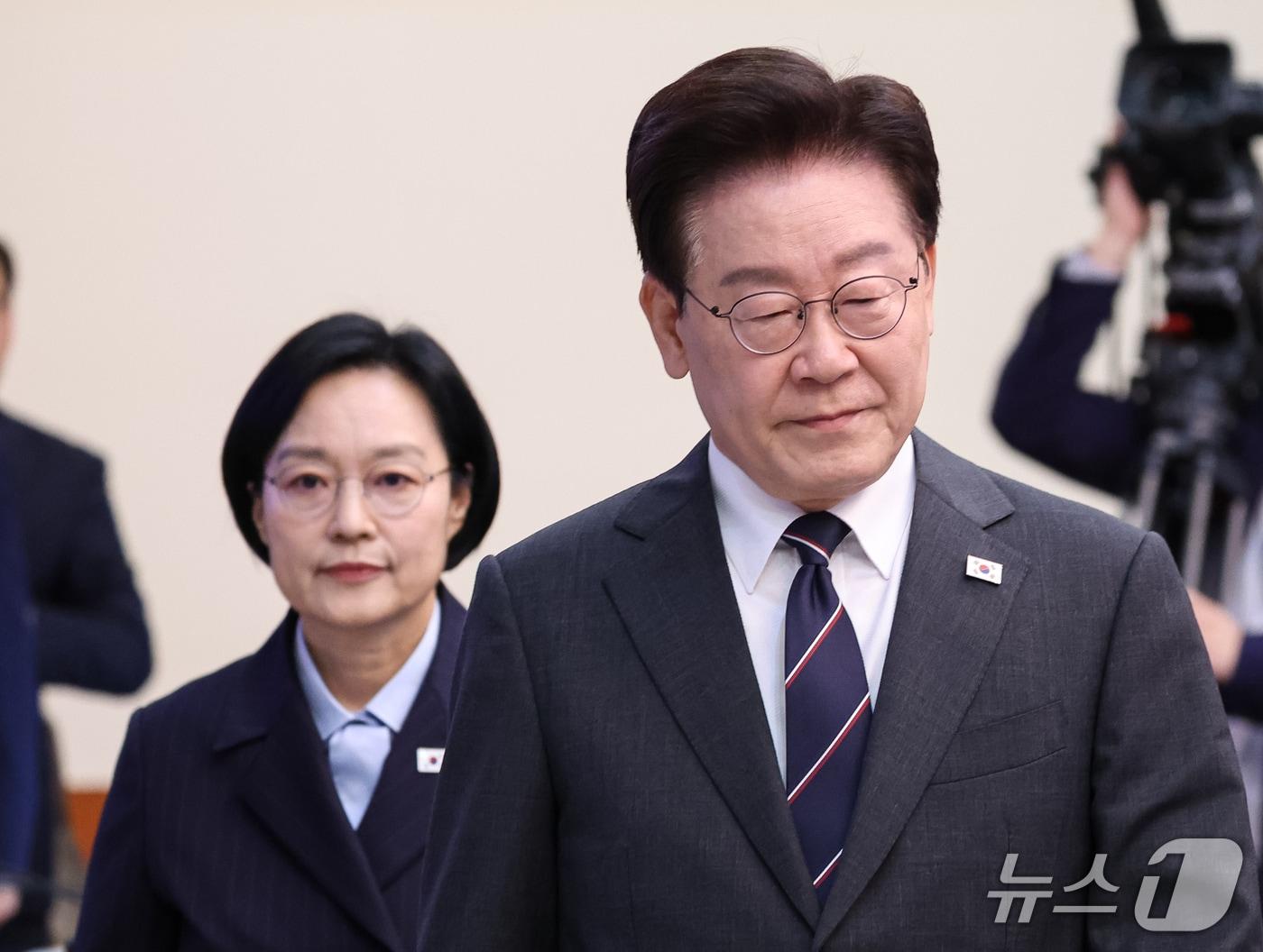 본문 이미지 - 이재명 대통령이 6일 청와대에서 열린 국무회의에 입장하고 있다. 2026.10.6 ⓒ 뉴스1 허경 기자
