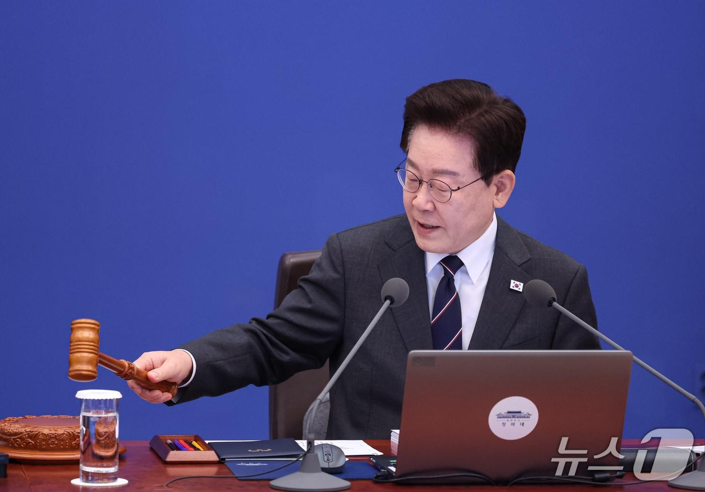 본문 이미지 - 이재명 대통령이 6일 청와대에서 열린 국무회의에서 의사봉을 두드리고 있다. 2026.10.6 ⓒ 뉴스1 허경 기자