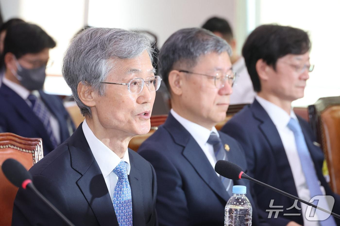 본문 이미지 - 조희대 대법원장이 6일 서울 여의도 국회에서 열린 법제사법위원회의 대법원 등에 대한 국정감사에 출석해 발언을 하고 있다. 2026.10.6 ⓒ 뉴스1 신웅수 기자