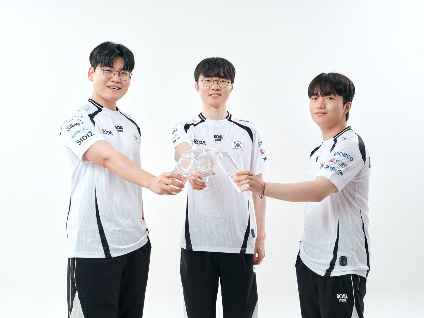 본문 이미지 - 대한민국 e스포츠 국가대표팀이 제주삼다수를 들고 있는 모습. (왼쪽부터)구마유시(이민형), 페이커(이상혁), 케리아(류민석) 선수.(제주삼다수 제공)