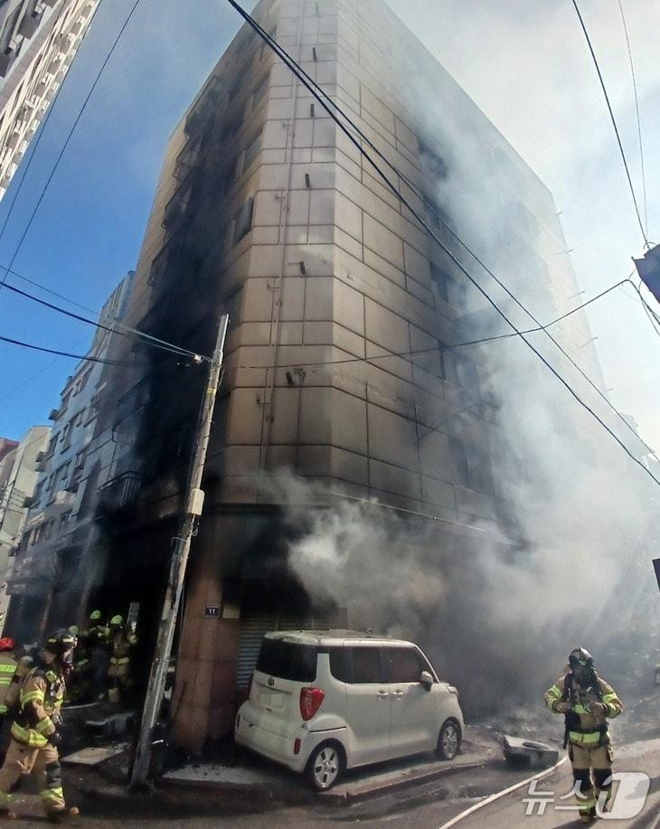 본문 이미지 - 6일 오전 9시29분쯤 미추홀구 용현동 지하 1층~지상 8층짜리 오피스텔 1층 필로티 부근에서 불이 났다.(인천소방본부 제공. 재배포 및 DB금지)2026.10.6/뉴스1
