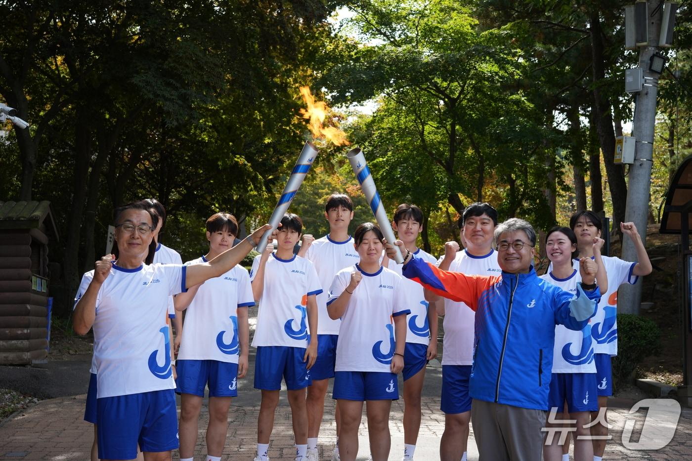본문 이미지 - 107회 전국체육대회 마니산 채화행사.(제주도청 제공. 재판매 및 DB 금지)/뉴스1 