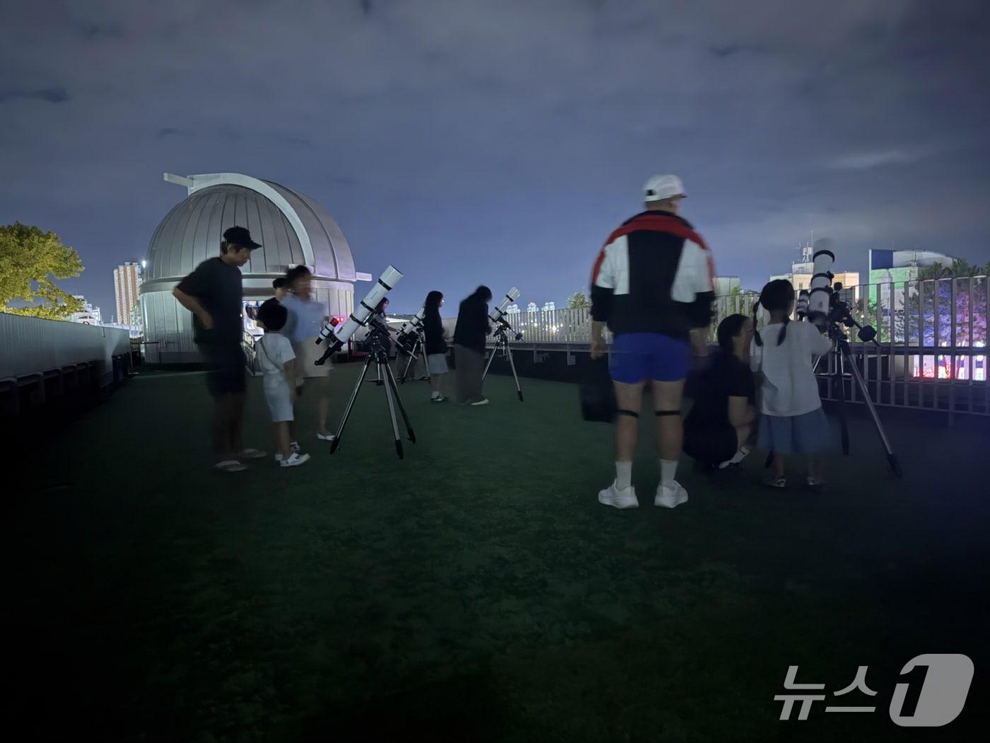 본문 이미지 - 논산열린도서관 4층 '논산 별빛누리 천문대'에서 천체관측 프로그램 운영  (논산시 제공. 재판매 및 DB금지) /뉴스1