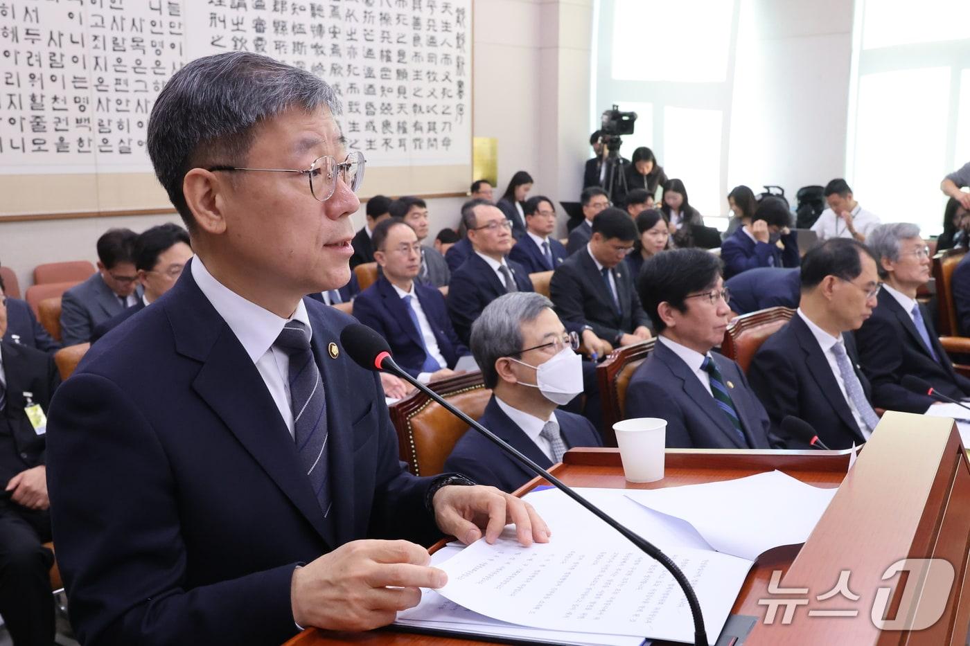 본문 이미지 - 노경필 법원행정처장이 6일 서울 여의도 국회에서 열린 법제사법위원회의 대법원 등에 대한 국정감사에서 업무 보고를 하고 있다. 2026.10.6 ⓒ 뉴스1 신웅수 기자